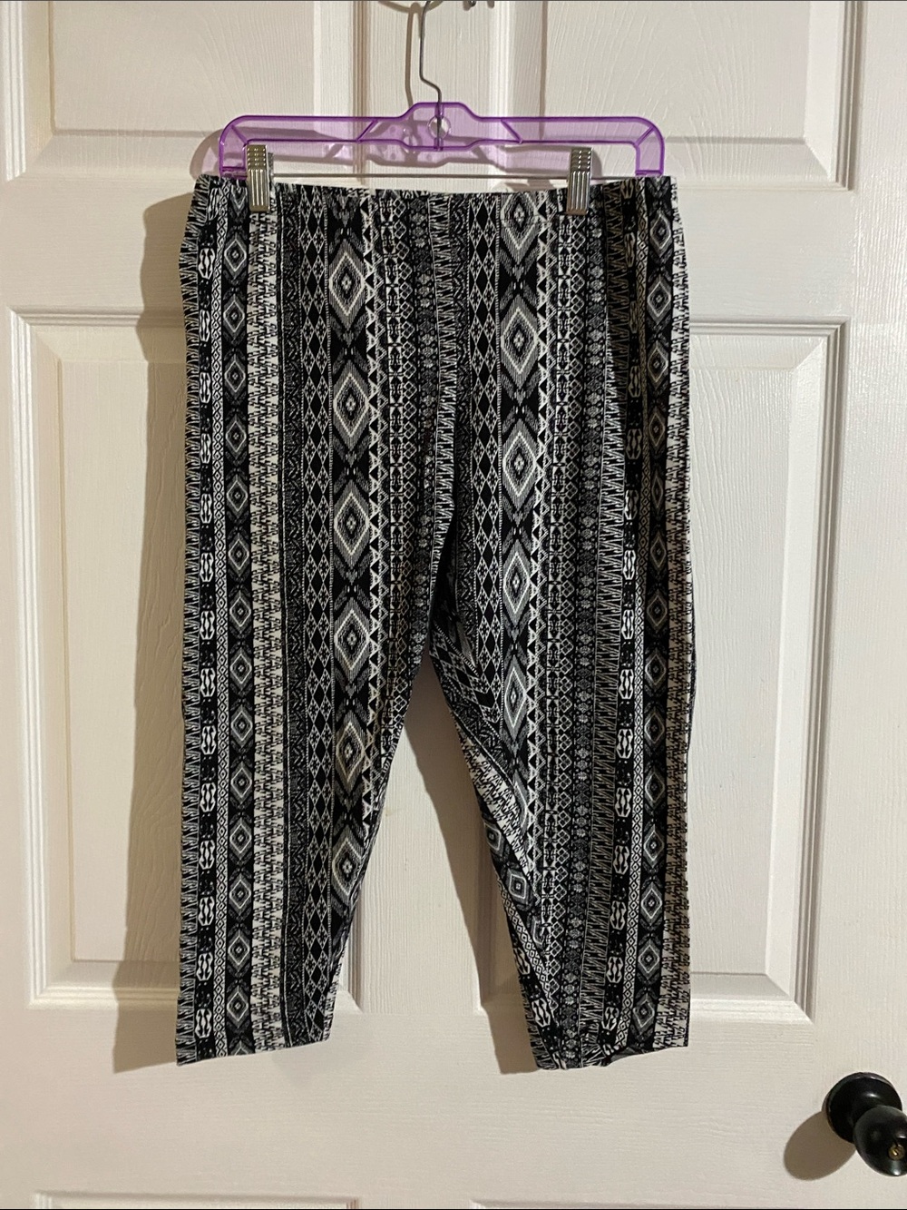 Juniors Black & White Aztec Print capris